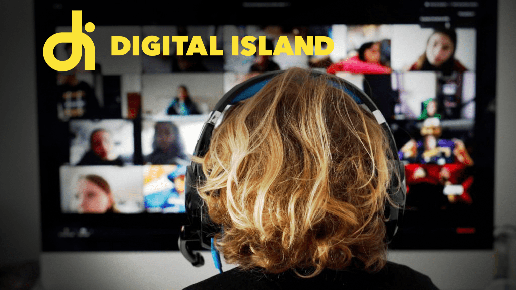 Kvinna vid dator med videokonferens på skärmen. Digital Island logotyp i övre vänstra hörnet.